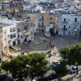 E poi tanta Bari Vecchia, anzi tutta Bari Vecchia. Riconosciamo l�Arco Alto e l�Arco Basso...